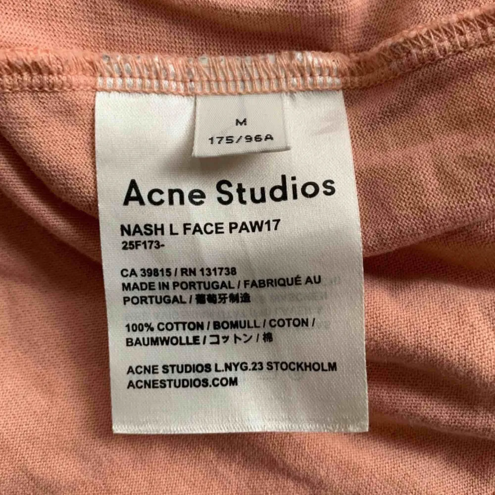 Acne Studios Nash L Face i Pale Pink. Långärmad t-shirt, lite oversized modell. Kan skicka fler bilder vid intresse. Priset går att diskutera men säljer inte för lägre än 500 då nypris är runt 1300 och den är i mycket bra skick. T-shirts.