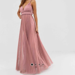  - Balklänning från ASOS. Aldrig använd, endast provad vid ett tillfälle. Säljer pga hittat en annan klänning. Kan skicka mer bilder i chatten. Orginalpris ca 850 kr.