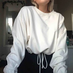  - Grymt fin croppad sweater med knyt i midjan för att få definition och en extra liten detalj. Den är allt du letat efter i en tröja. Möts upp i Umeå, annars tillkommer frakt.