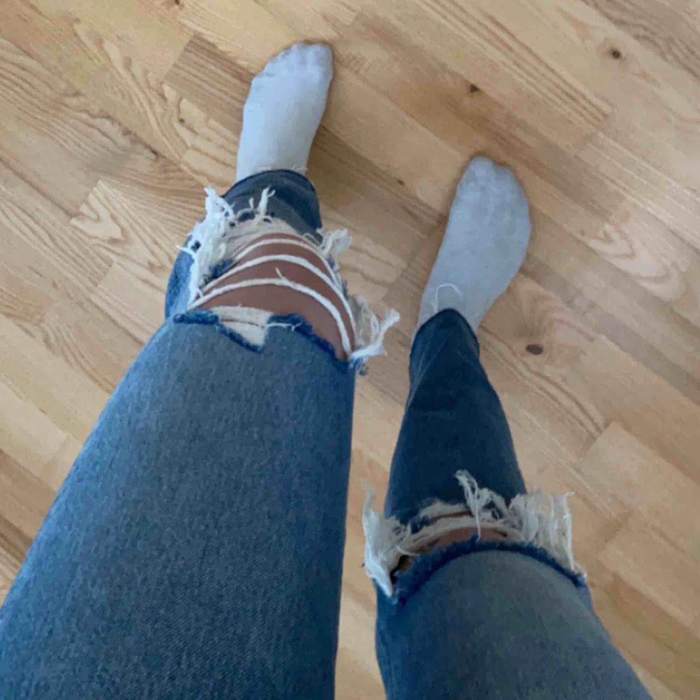 Blåa jeans med slitningar som sitter lite lösare vid vaderna🥰🥰. Jeans & Byxor.