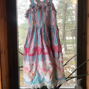  - Lolitaklänning från Bodyline, storlek 140. Stryks och tvättas innan köp. Pruta om ni vill! Kan mötas i Stockholm eller frakta.  (midjerosett finns till, kan skicka bild men glömde ta med när jag lade upp inlägget!)