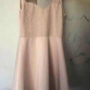 - Säljer nu denna fina klänning perfekt till studenten eller skolavslutningen är öppen i ryggen å är i en rosa nyans med spets 