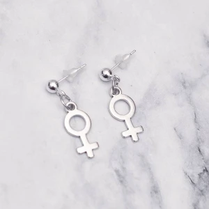 Örhängen med kvinnosymbol  - Fina silverfärgade örhängen med kvinnosymbolen. Nickelfria. Fri frakt vid köp över 100:-.