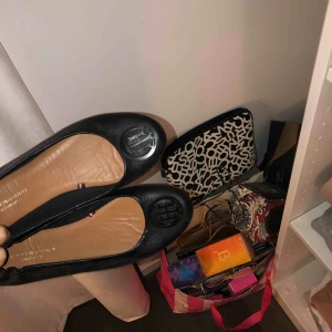  - Nästan helt oanvända ballerina ifrån Tommy Hilfiger.