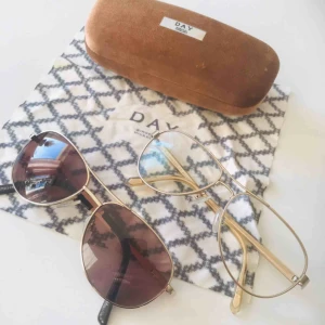  - Ett par super snygga pilotglasögon i gulfärgat! Märket Day by Mikkelsen!  Glasen är i lite styrka!! Lätt att byta ut på internet för billig peng!  Solglasögon pilot i fint skick! Ej Day by Mikkelsen!! Inköpt för 6900kr. 