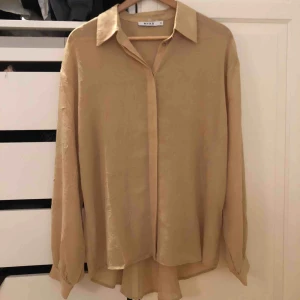 Blus NAKD - Superfin skjorta från NAKD som sitter så fint på! Använd en gång så i princip oanvänd. Frakt ingår i priset!⚡️⚡️