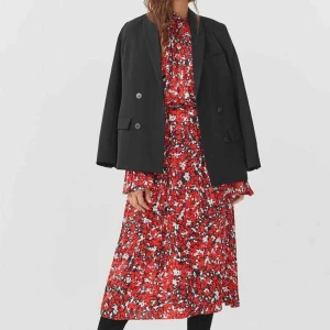  - Jättefin silkig klänning från Dagmar (Dora dress), endast använd 1 gång. Som ny!   Finns att hämta i sthlm, annars tillkommer frakt. 