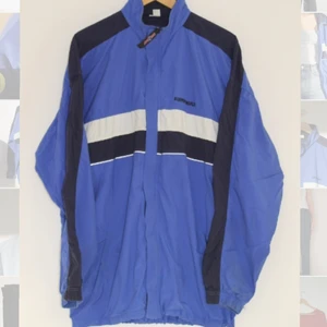 80s Runners Windbreaker Unisex - Oversized unisex blue windbreaker from the Netherlands  in perfect condition! 