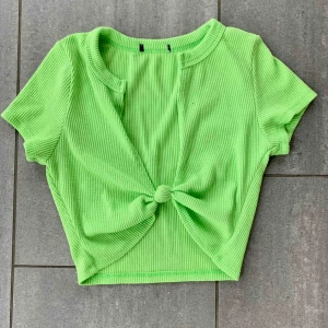  - Neongrönt set säljes, delarna kan säljas tillsammans eller separat. ribstickat och stretchigt, använda 1 gång! frakt tillkommer 