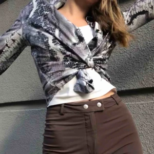  - Snakeskin blus. Storlek M. Fint skick. Kund står för frakt.