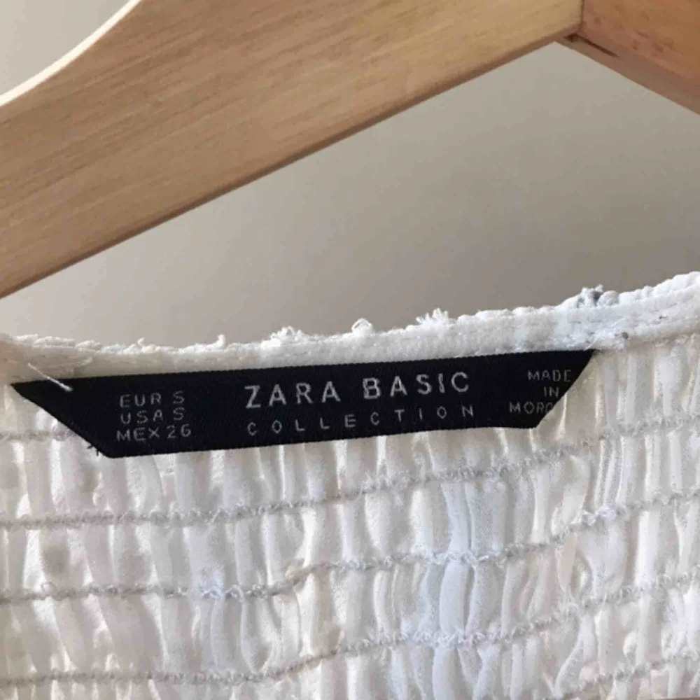 Supergullig vit blus från Zara i S. Toppar.