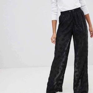 Byxa med stjärnor  - byxor med stjärnor från asos, aldrig använda. kan ta egna bilder vid förfrågan 💕