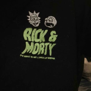  - en svart rick and morty sweatshirt