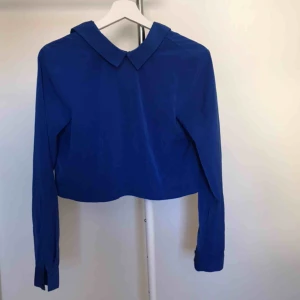  - Superfin färg! Kort blus med krage. Köparen står för frakt eller hämtas i Örebro. 