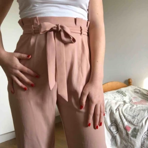  - Så fina byxor, passar perfekt nu till våren och sommaren! 💕 Storlek s men passar även mig som har xs. 