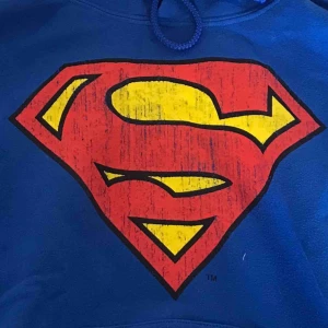  - Oversized hoodie med vintage supermantryck, använd fåtal fånger🥰