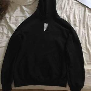 en asfin billie eilish hoodie,tyvärr för liten för mig:( köptes av en tjej på plick och aldrig använd av henne, använd en gång av mig, köptes för 350! nypris 600:)