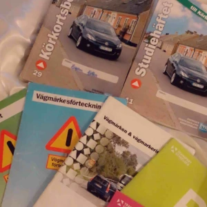  - Körkortsboken (29 upplagan) samt studiehäfte, vägmärkestest,vägmärkesförteckning, samt 3 andra körkortshäften i bra skick för att hjälpa dig nå körkortet! Pris kan diskuteras vid snabb affär!