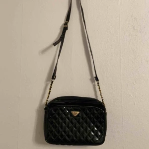  - Svart vintage väska i lack. 