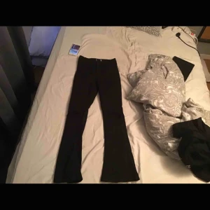  - Första :bootcut storlek m ,hål i knäna  Andra :storlek M aldrig använd 