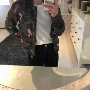  - Jag gillar denna jacka jätte mycket men har så många så jag behöver göra mig av med någon! 