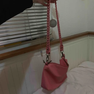  - Skitsöt puccini väska med rosa kedja 