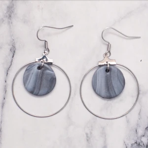 Örhängen i lera - Unika silverfärgade örhängen med hängen i lera. Nickelfria. Notera att mönstret på hängena kan variera lite då de görs för hand, försöker dock få alla så lika som möjligt! 11:- i frakt, Fri frakt vid köp över 100:- 💕