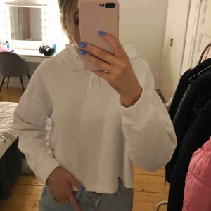  - Jättefin vit hoodie från lager 157. Storlek M-L men skulle säga att den är mer som en M.