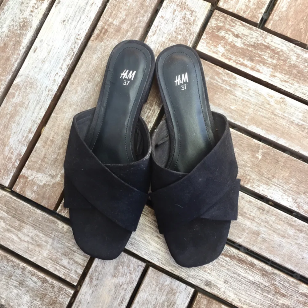 🌸 Väldigt fina sandaler i fejkmocka. Sparsamt använda då de var lite för smala för mina ganska så breda fötter 🙈 använda ute 2 ggr. Vid frakt tillkommer 60kr 🌸. Skor.