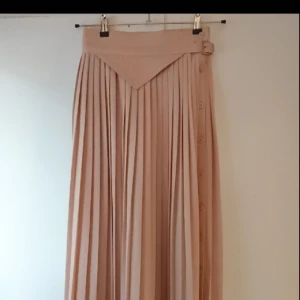  - Superfin knälång kjol i puderrosa som tyvärr är för liten för mig