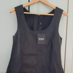  - Helt ny svart topp från Stand. Modell Wave Top. 100% läder. Kvalité i lamb moss. Passform S-M. 