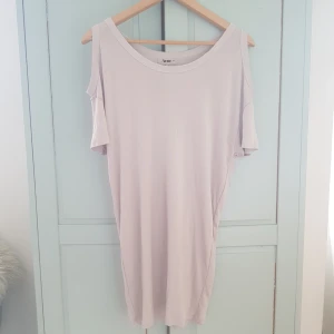  - Klänning från Acne i silver. Öppen vid axlar och rygg. Storlek XS. 100 viscose.