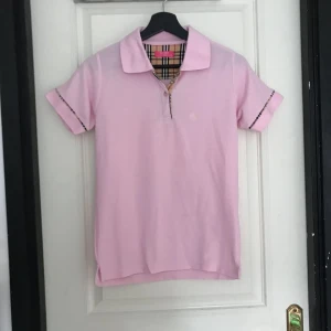  - Rosa piké med rutiga detaljer. Köpt på Gran canaria. Använd 1-2 gånger. Den är som nyköpt.   Kan mötas upp i Mariestad, annars bjuder jag på frakten.