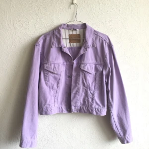  - Levi’s ljuslila jeansjacka köpt second hand. Storlek M. 200kr inklusive frakt.