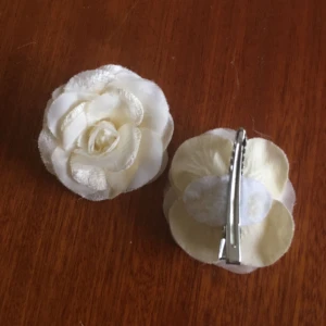  - Två hårspännen ca 5 cm i diameter 