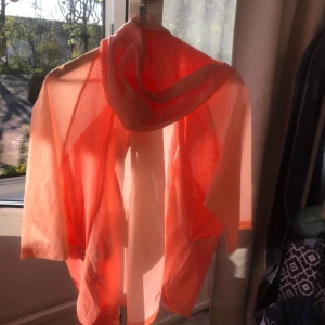  - En adidas-vindjacka, korallrosa med snygga detaljer, aldrig använd! 