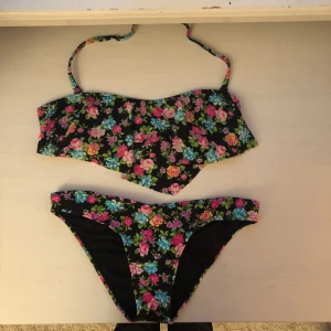  - Blommig bikini, inte använd! En del för 50kr, båda delar för 80kr totalt.