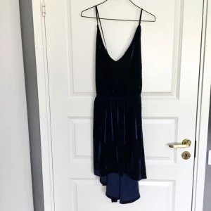  - Mörkblå sammetklänning från Nelly.com. Använt 1 gång på julafton, jättefin! 100kr + frakt eller mötas upp i Stockholm 