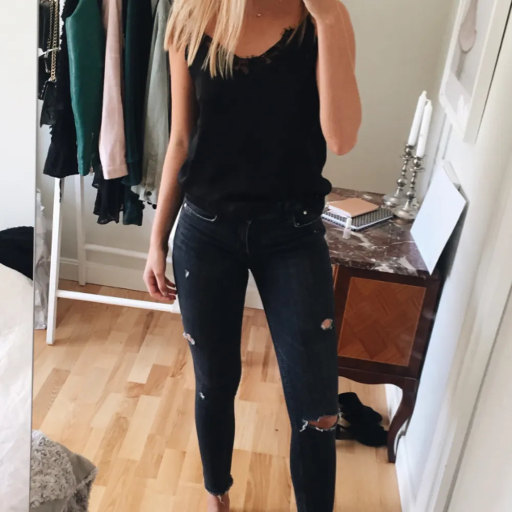 Gråa jeans från zara med slitningar, köparen står för frakten!💗. Jeans & Byxor.