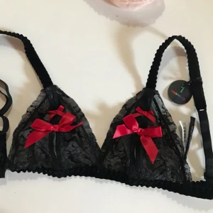  - Sexy black bralette with red ribbons and cut. Meet up in Göteborg or buyer pays for shipping