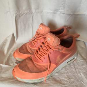Nike air max thea sneakers i persikofärg. Använda men fortfarande hela, endast lite smuts ;-). Kan ej hitta strl men skulle säga att det är en liten 40 eller vanlig 39a.  Köpta för 1200