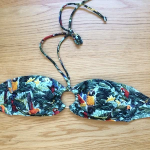  -  Helt oanvänd bikini överdel med mönster av papegojor 