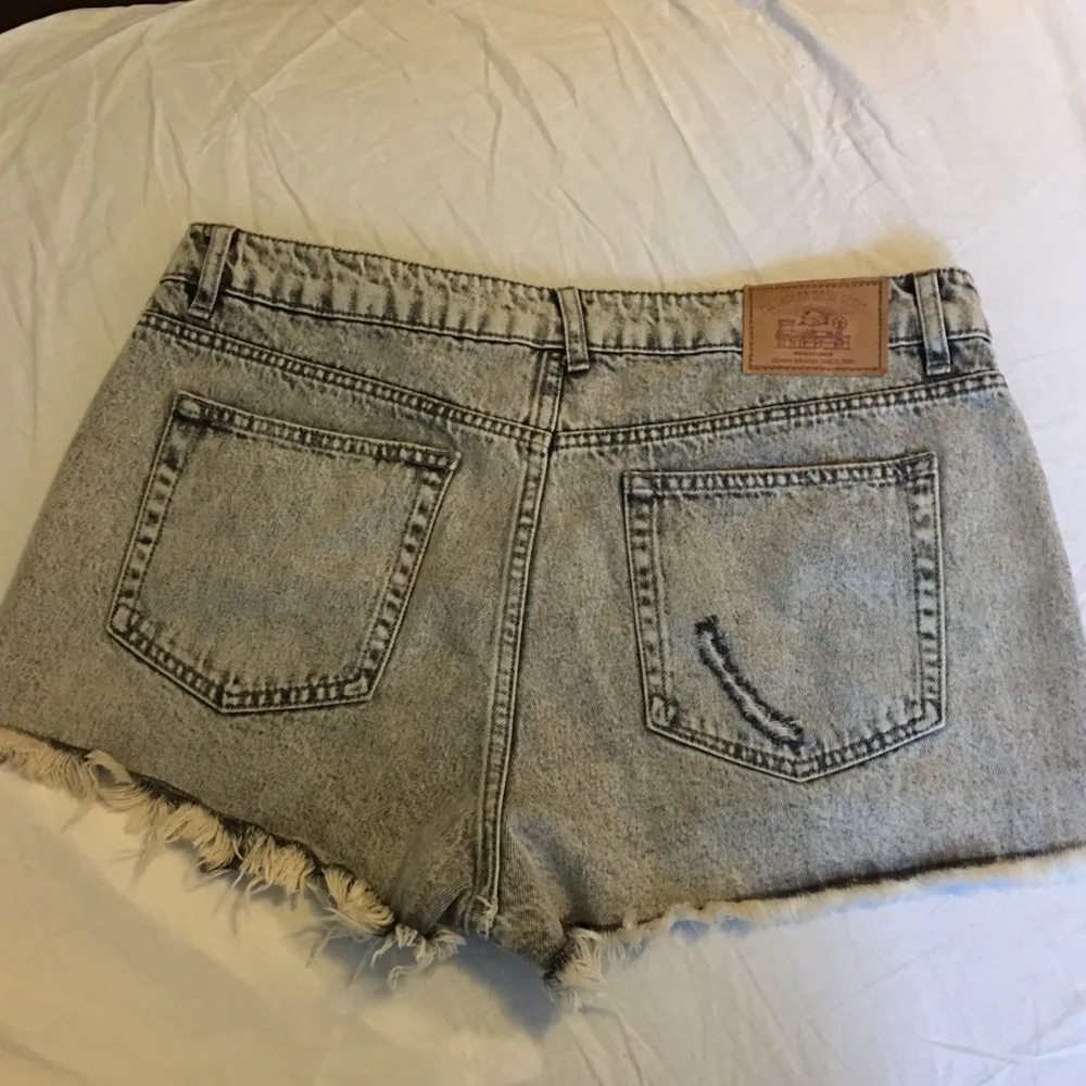 shorts från Pull & Bear. Väldigt sparsamt använda pga köpte fel storlek. Superfina och somriga! Kan mötas i Sthlm eller skicka om köparen betalar frakt 40kr. Shorts.