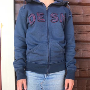  - Säljer denna Hoodie i storlek M från Deski, som sällan kommit till användning. Själv har jag vanligtvis storlek XS-S, men skulle ändå säga att hoodien sitter bra på mig som är lite mindre. Kan frakta, då står köparen för frakten! 