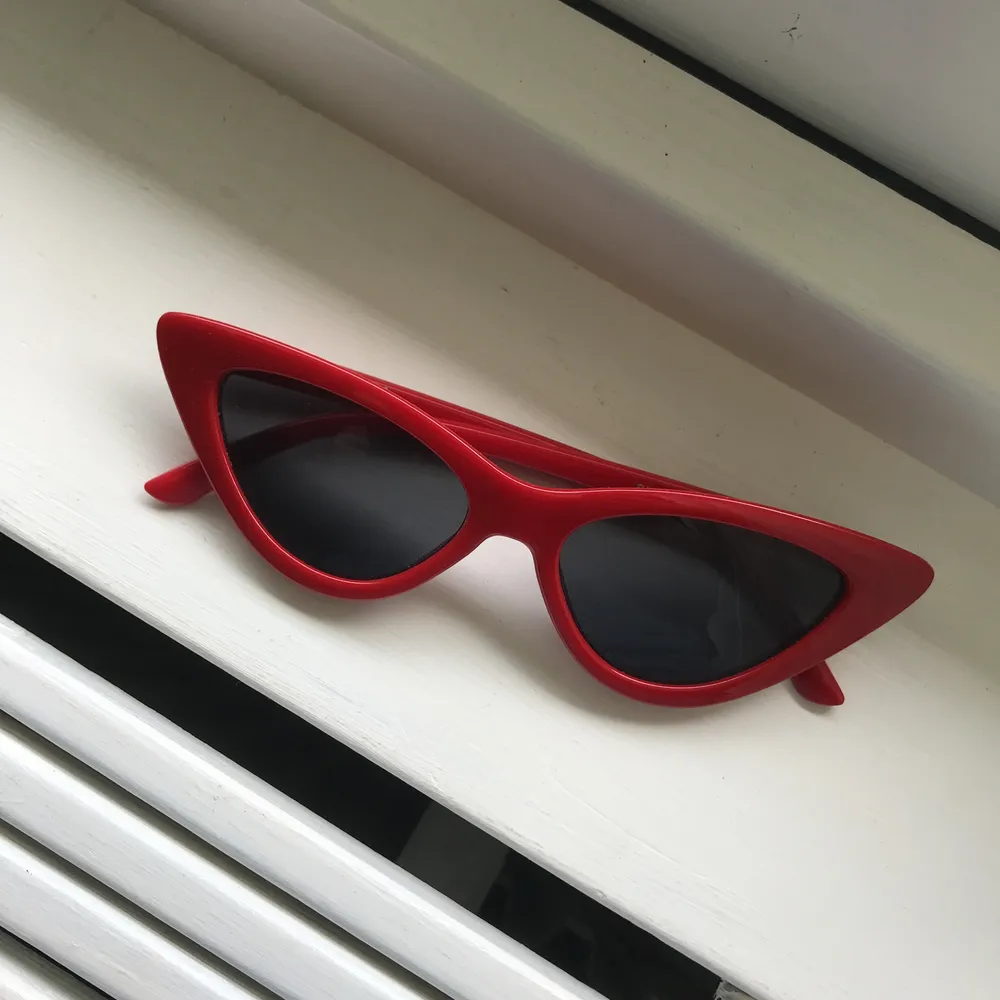 Populära cateye-solglasögon. Andra ägaren men de är aldrig använda och inköpta för 150kr! Säljs inkl frakt :). Accessoarer.