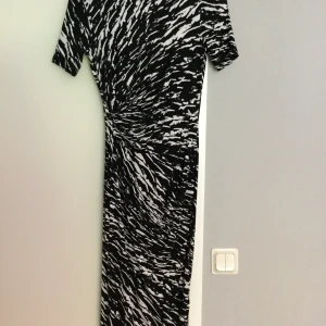  - Klänning Asos stl.34. Lång stretchig, svart vit. I fint skick!