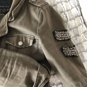  - En grön ”militär” jacka,stl S:)