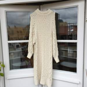 MYSIG grovstick tröj liknade klänning i gräddfärg nyans!! köpt på hm-trend för 3år sedan ca, faller snyggt på, då den är tung i materialet :))))))) säljes plus frakt!!!