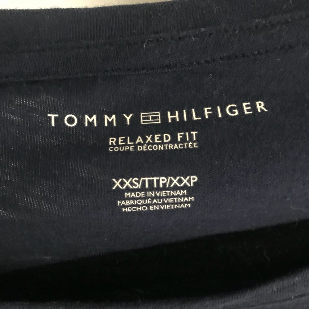Trendig marinblå Tommy Hiftiger t-shirt med logga på bröstet. Storlek XXS men jag skulle säga att den motsvarar en S. . T-shirts.