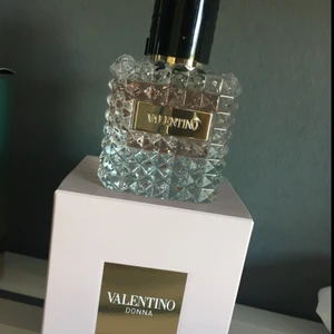 Oanvänd parfym - Oanvänd Valentino Donna 50 ml. Säljes på grund av felköp då Donna Aqua jag var ute efter har samma förpackning 😩 Insåg inte att det var fel förens jag öppnat den.  Köpt på lyko.se för 769:-